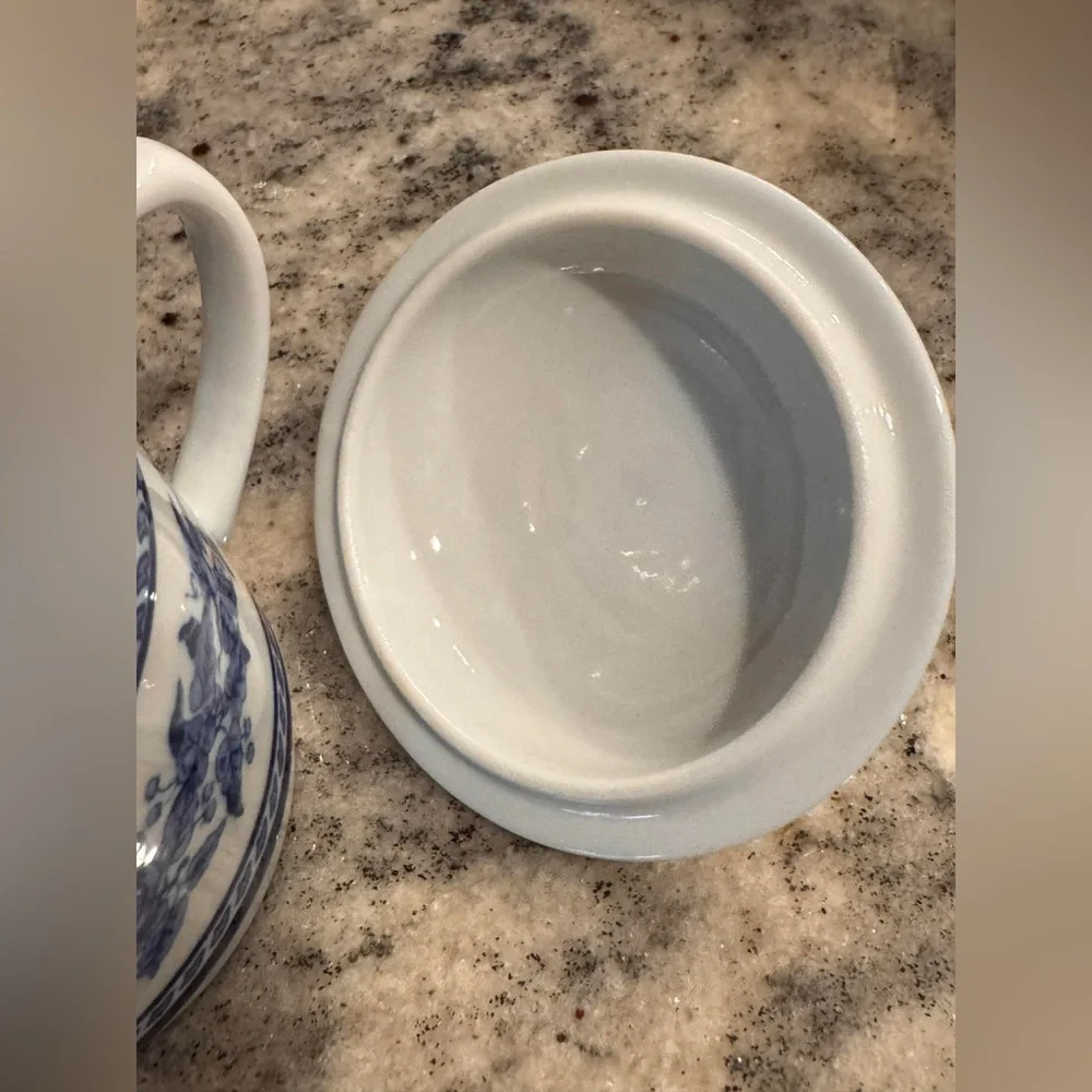Williams Sonoma vintage Blue and White Ceramic mug with Lid 3x3in no chips